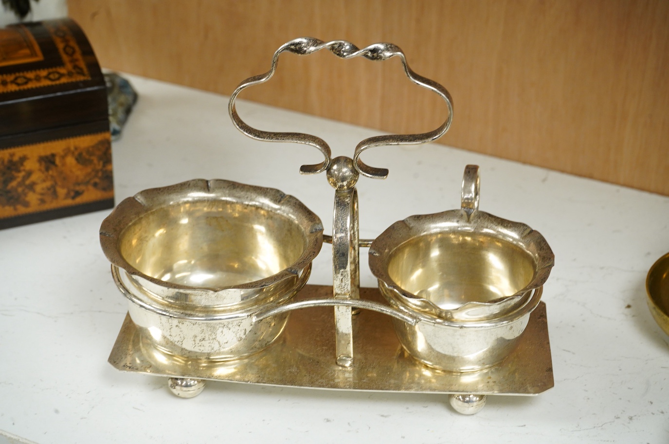 A sterling strawberry set on stand with ring handle, 19cm, 15.6oz.